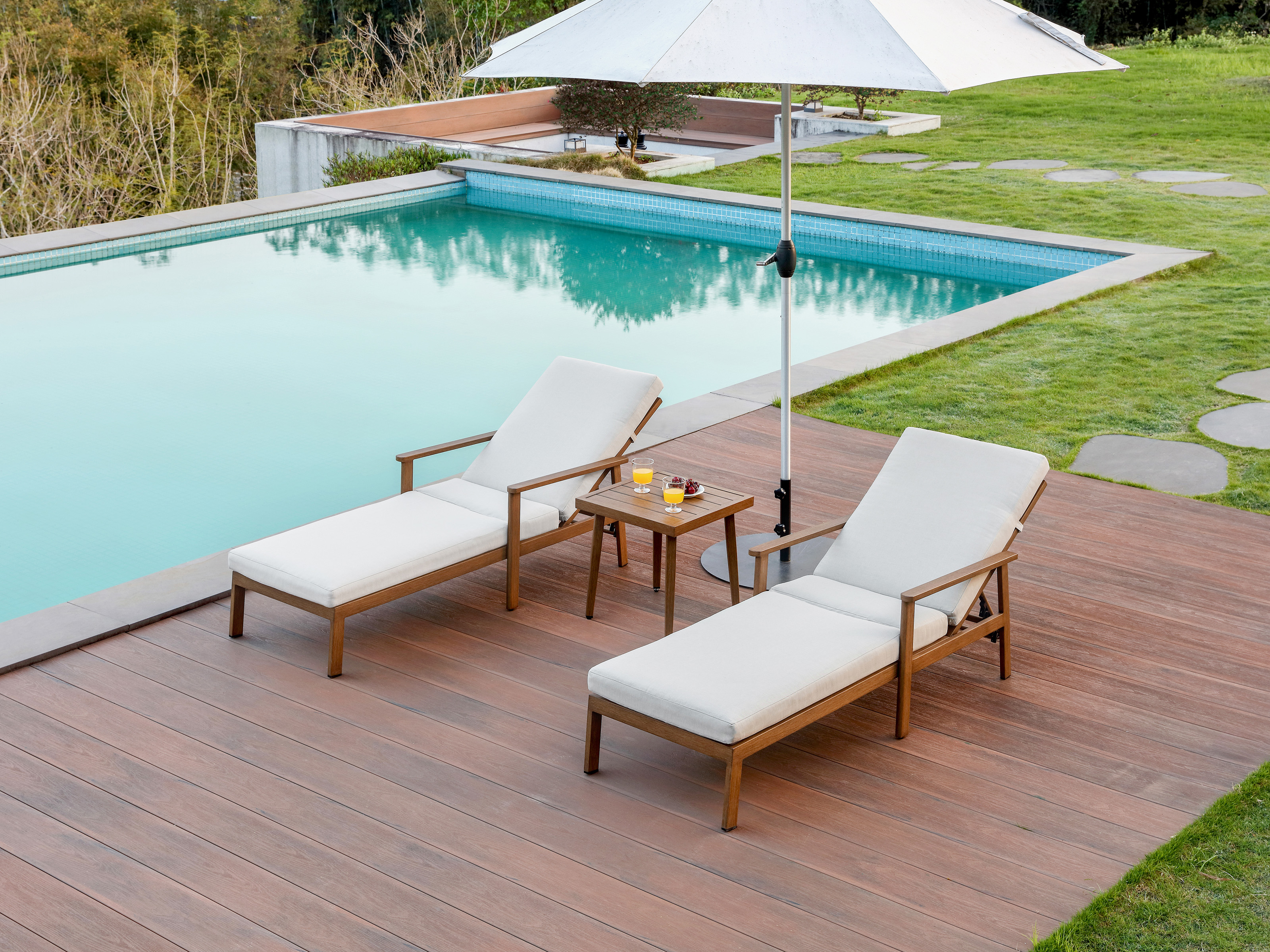 Best Pool Lounge Chairs for Summer 2025: Why Aluminum Outperforms Teak-SeeHill