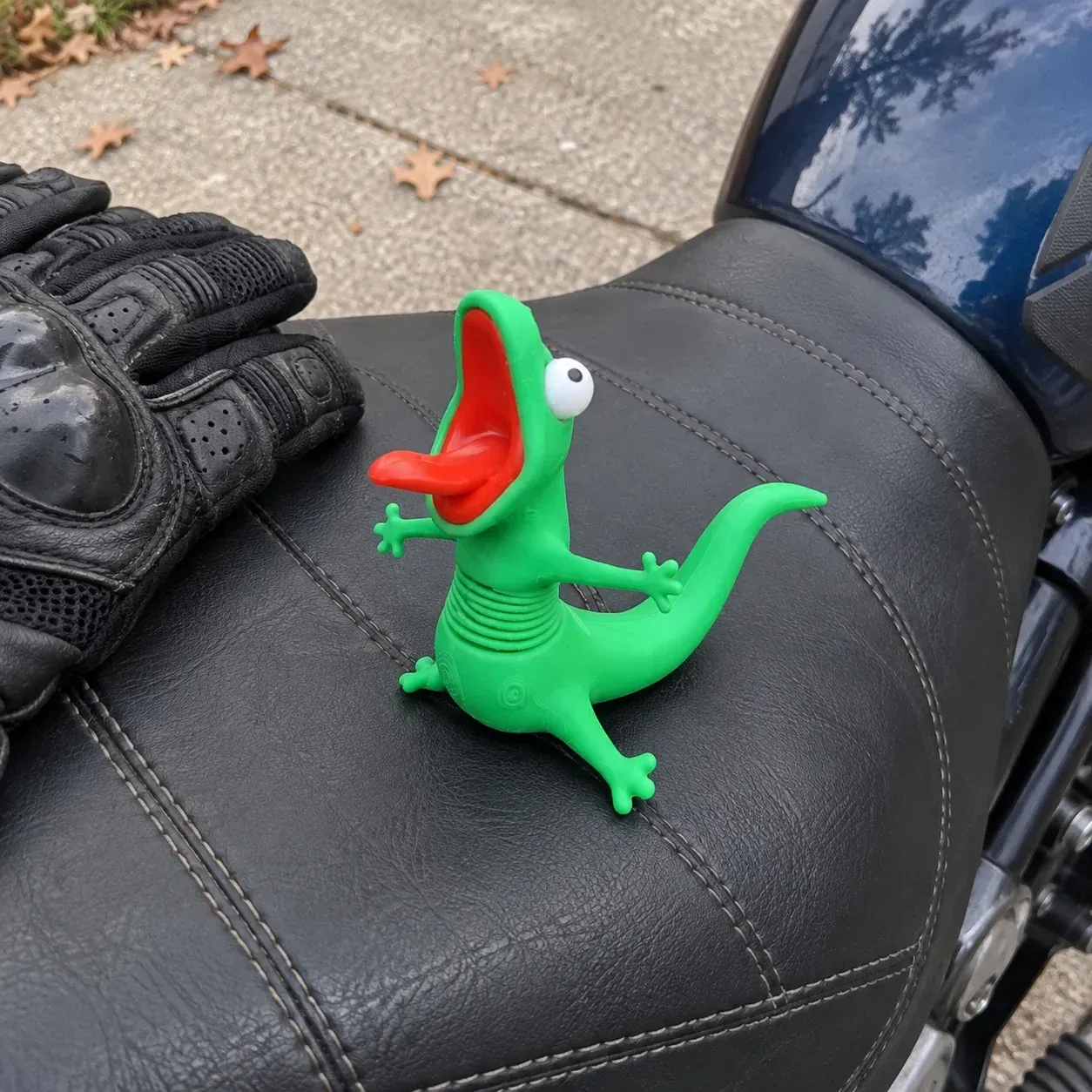 🔥Last 40pcs🎉 - 🏍️ Wobbly Riding Buddy | Springy Character Accent for Motorcycles, Dashboards & Rider Gifts 😄