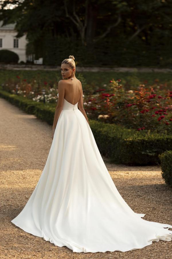 Robe de mariée ligne A traîne détachable en satin simple blanche pas cher