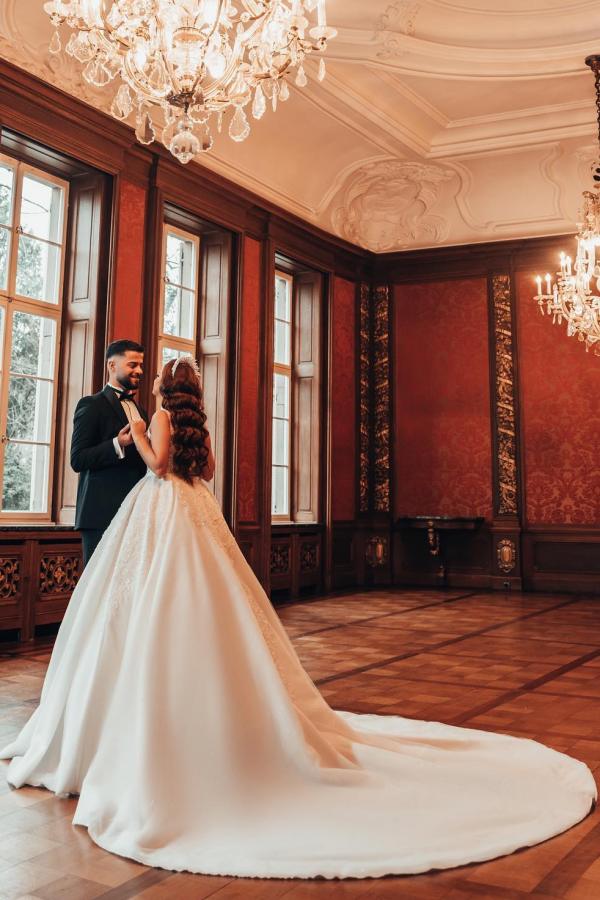 Robe de mariée princesse luxueuse avec grande traîne