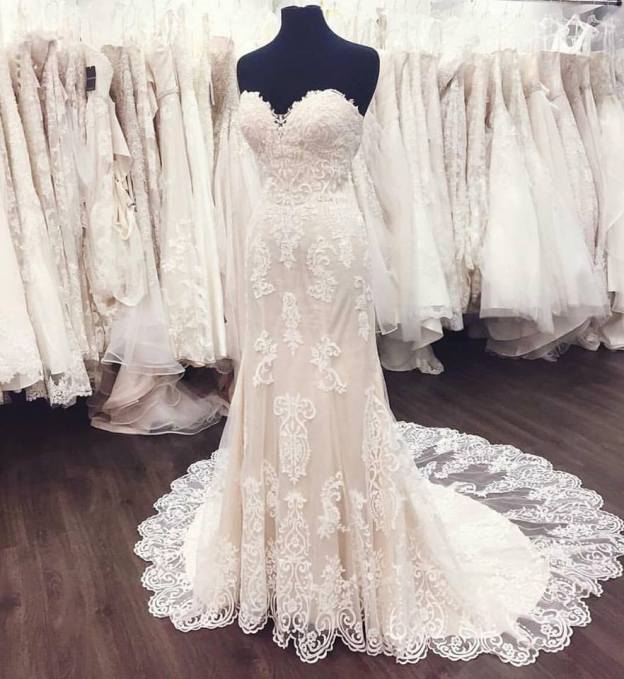 Forme A-ligne Col en Cœur Traîne moyenne Robe de Mariée avec dentelle