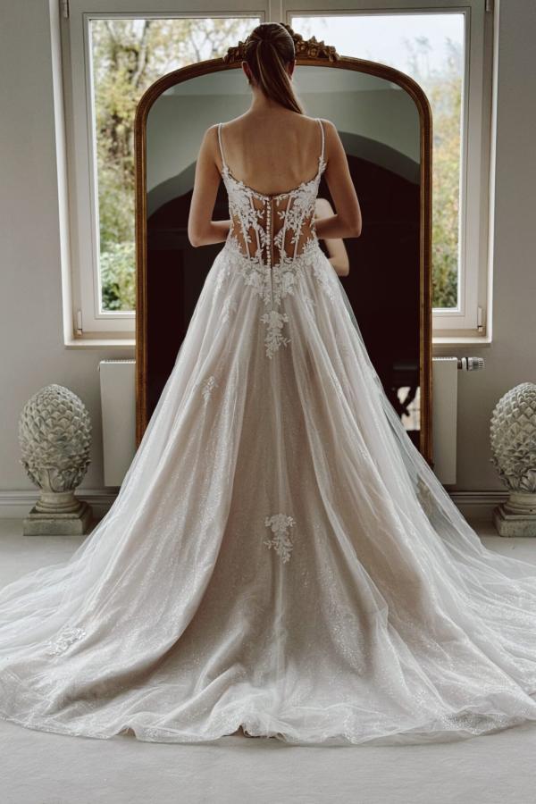 Robes de mariée modernes : robe de mariée trapèze en tulle avec dentelle