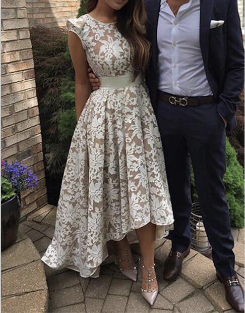 Robe de cérémonie en dentelle délicat avec petit manche courte devant longue dernière couleurs au choix