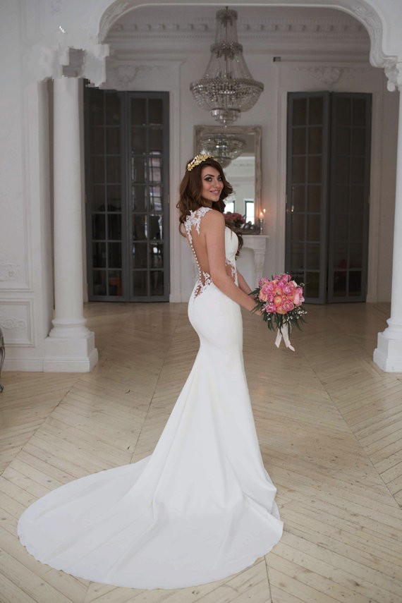 Forme fourreau robe de mariée en dentelle délicat dos nu transparente traine alayage