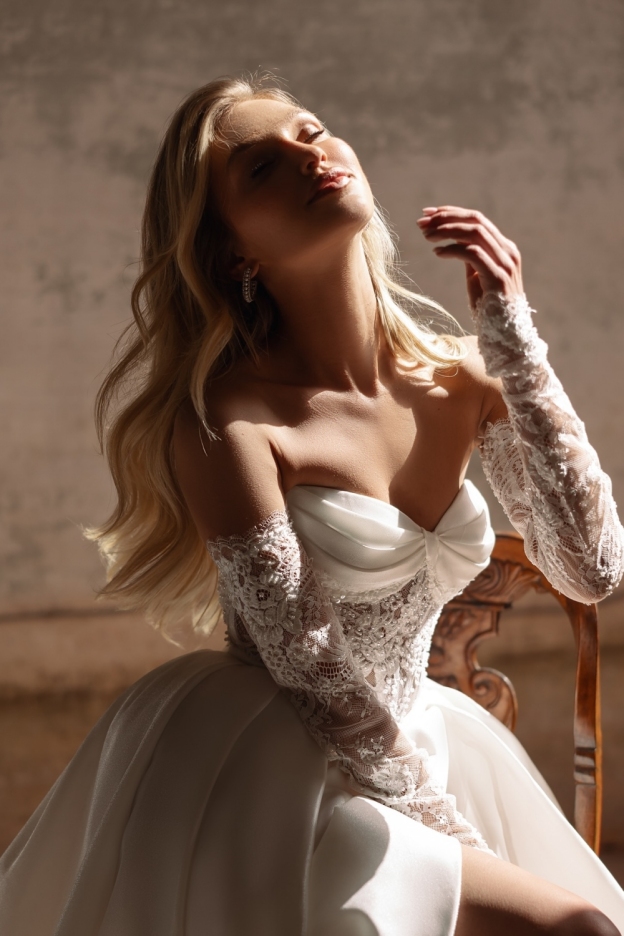 Belles robes de mariée Une ligne de robe de mariée en satin et dentelle