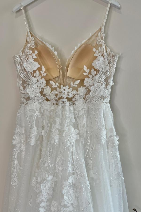 Robes de mariée modernes Une ligne de robes de mariée en dentelle avec des paillettes