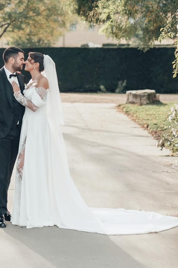 Robes de mariée simples Robes de mariée en satin avec manches en dentelle