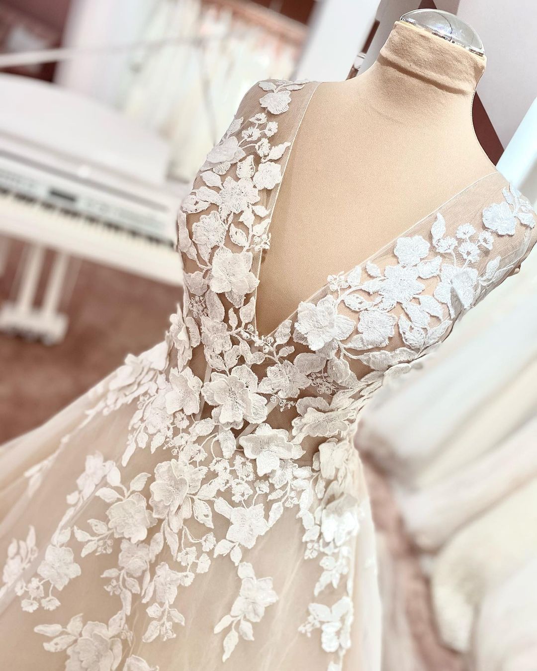 Dentelle de robe de mariée simple | Robe de mariée décolleté V ligne A