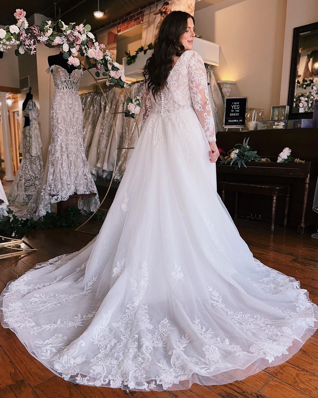 Robe de mariée dentelles ligne-A avec manches sur mesures pas cher