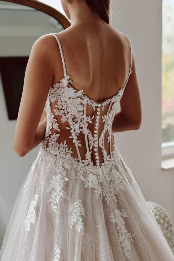 Robes de mariée modernes : robe de mariée trapèze en tulle avec dentelle