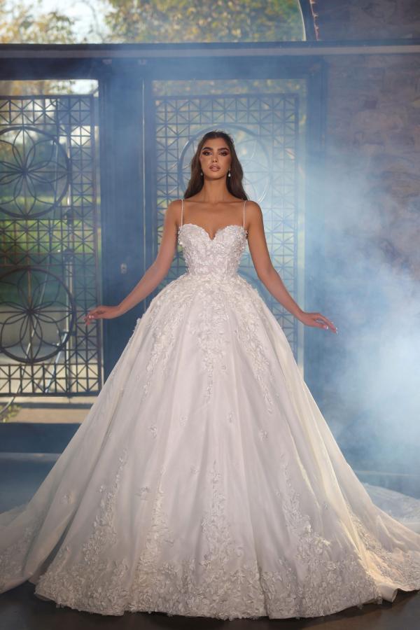Robe de mariée princesse avec dentelle de fleurs à bretelles spaghetti col au coeur luxueux