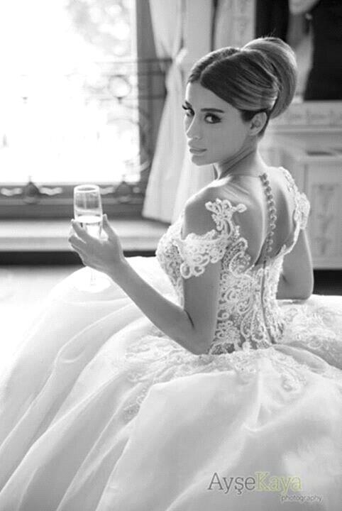 Forme Marquise Traîne moyenne Col ras du cou Dentelle 2021 Robes de mariée avec Appliques