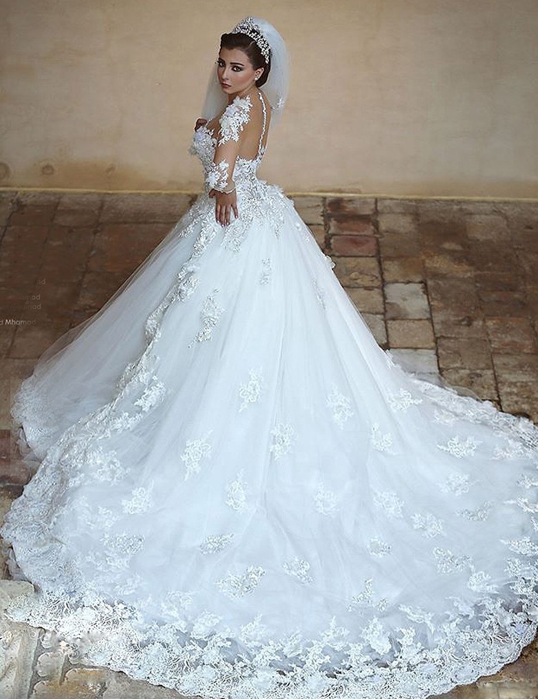 Forme Marquise Col U profond Tulle Traîne mi-longue Robes de mariée avec Appliques
