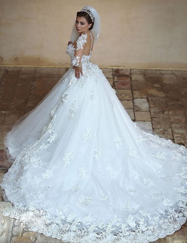 Forme Marquise Col U profond Tulle Traîne mi-longue Robes de mariée avec Appliques