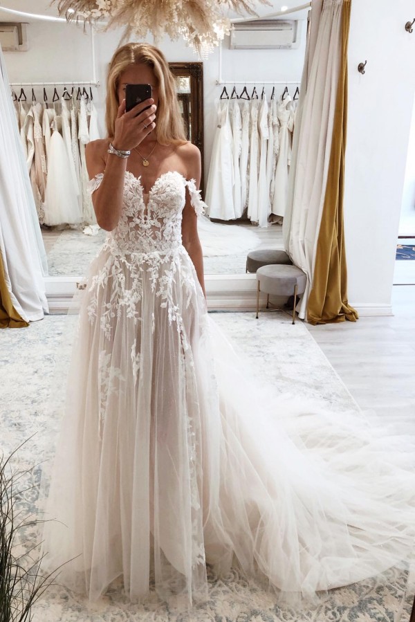 Robe de mariée en dentelle fleuries épaules dénudées ligne-A chic