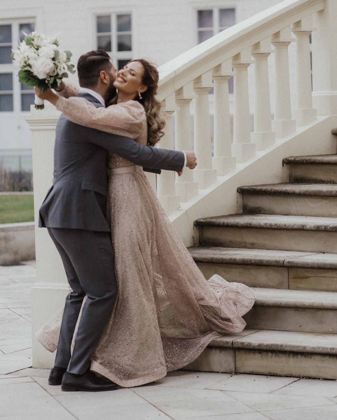 Belle robe de mariée à paillettes avec manches | Robes de mariée simples décolleté en V