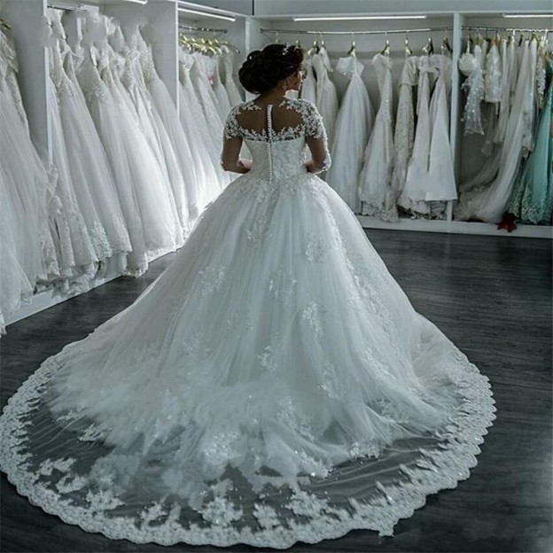 Forme Marquise Traîne moyenne Col ras du cou Dentelle Robes de mariée 2021 avec Perle