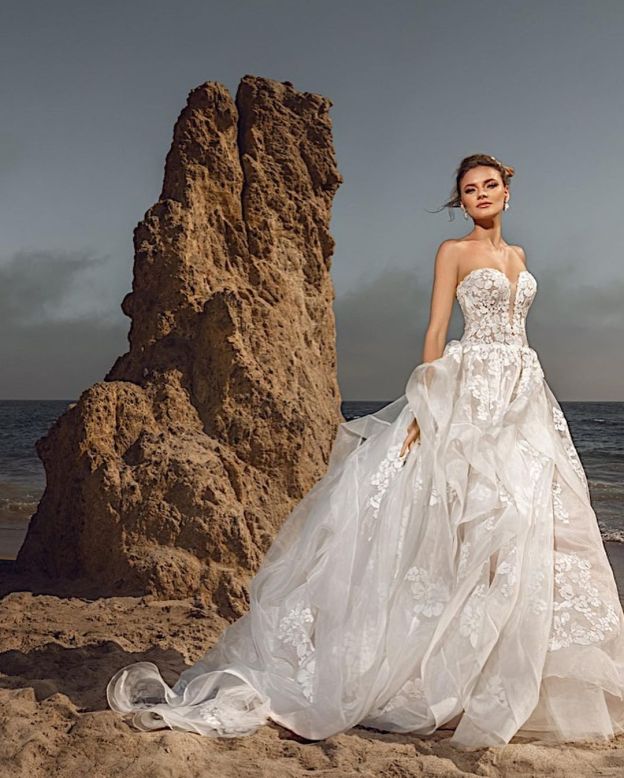 Robes de mariée en dentelle à fleurs d'iris | Robes De Mariée Une Ligne en ligne