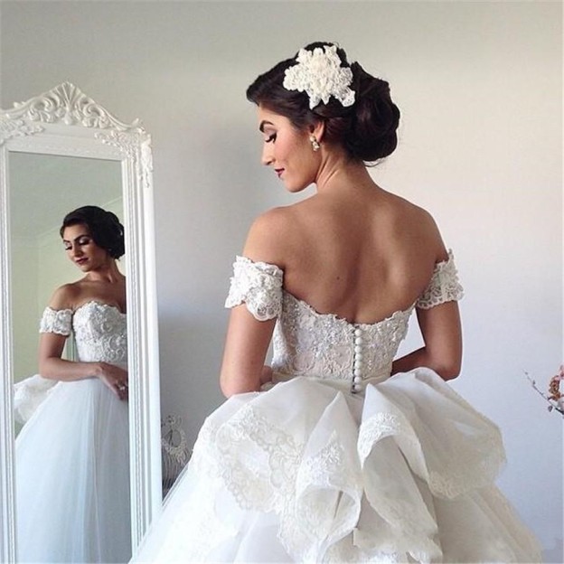 Forme Marquise Traîne moyenne Epaules nues Tulle Robes de mariée avec Ruches