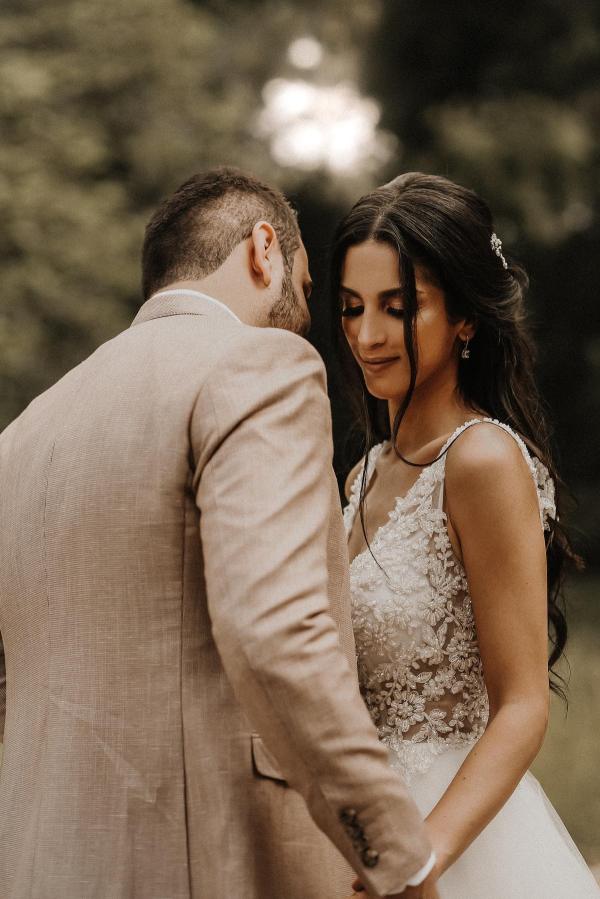 Robe de mariée col v avec perles simple blanche chic pas cher