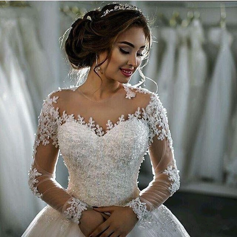 Forme Marquise Traîne moyenne Col ras du cou Dentelle Robes de mariée 2021 avec Perle
