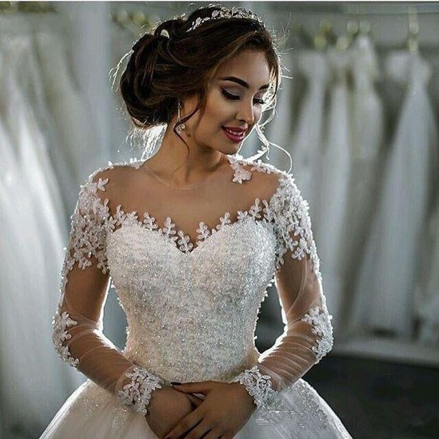 Forme Marquise Traîne moyenne Col ras du cou Dentelle Robes de mariée 2021 avec Perle