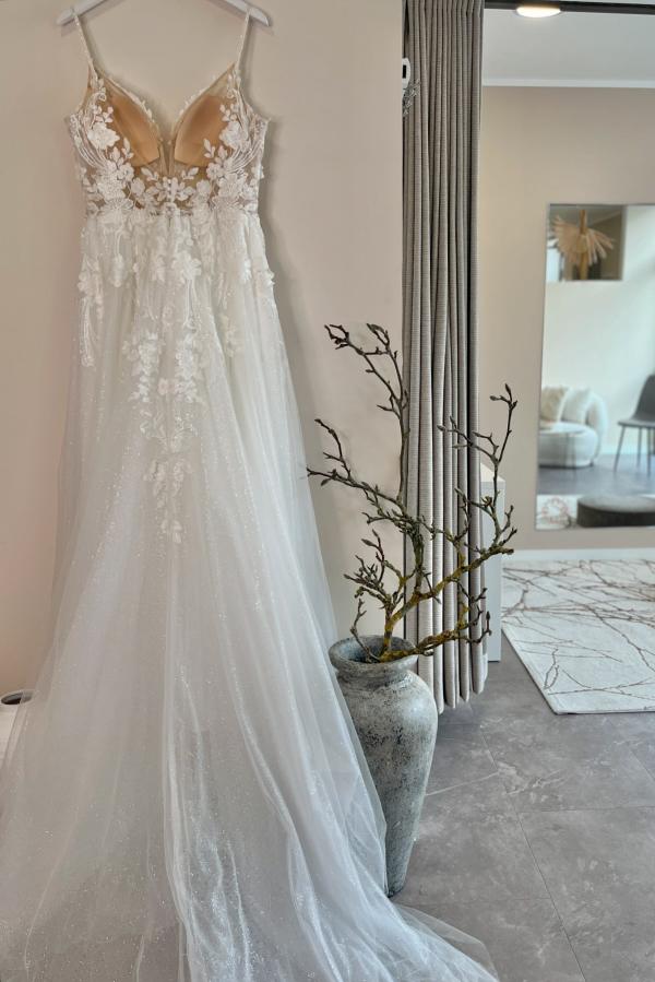 Robes de mariée modernes Une ligne de robes de mariée en dentelle avec des paillettes