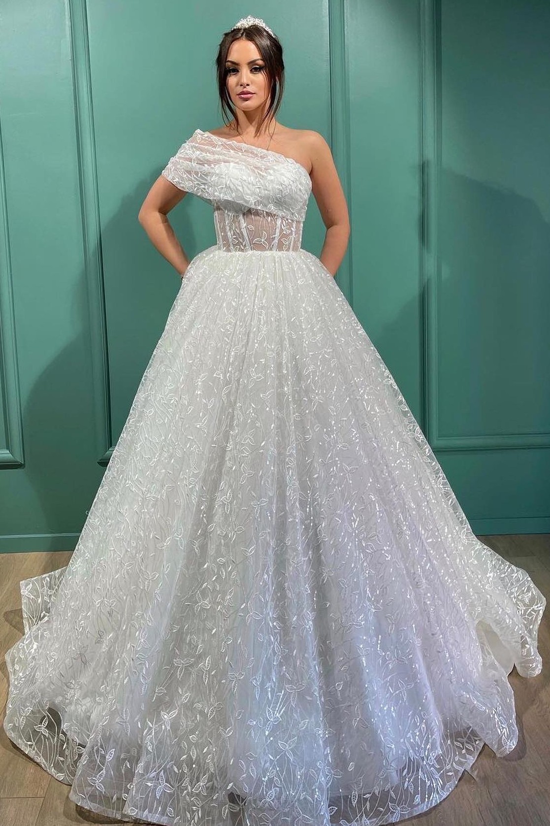 Robe de mariée longue robe de bal en dentelle transparente digne d'une épaule