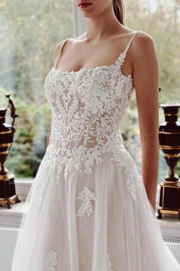 Robes de mariée modernes : robe de mariée trapèze en tulle avec dentelle