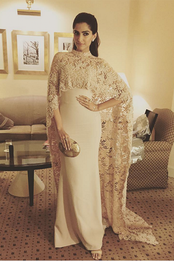 Forme Fourreau Longueur ras du sol Cape Dentelle Robe de Soirée Longue