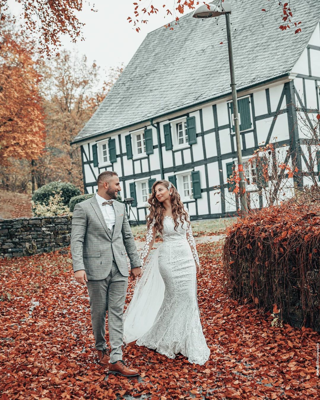 Robe de mariée à manches longues | robes de mariée en dentelle pas cher