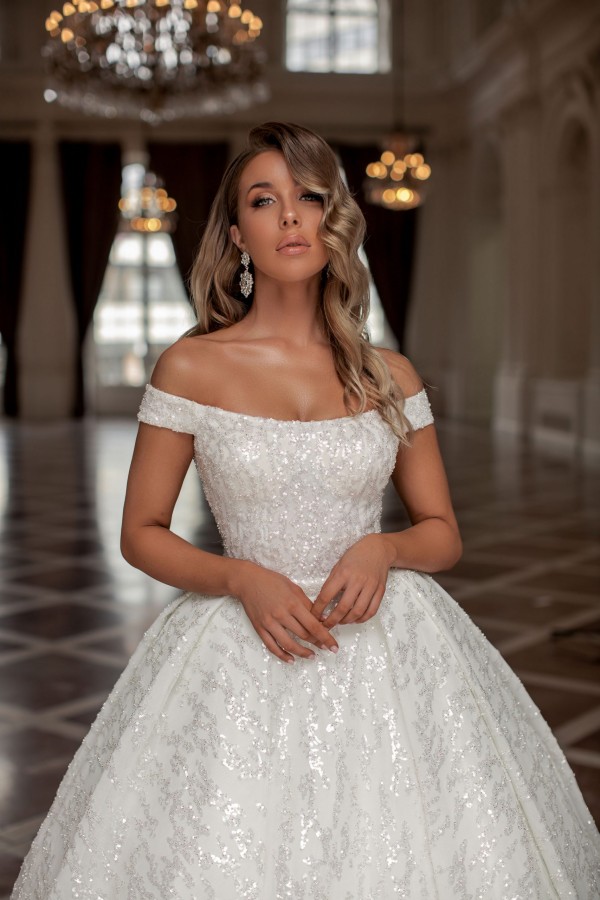 Robe de mariée princesse en paillettes épaules dénudées grande traîne chic