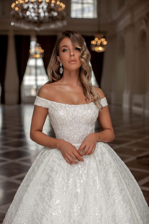Robe de mariée princesse en paillettes épaules dénudées grande traîne chic