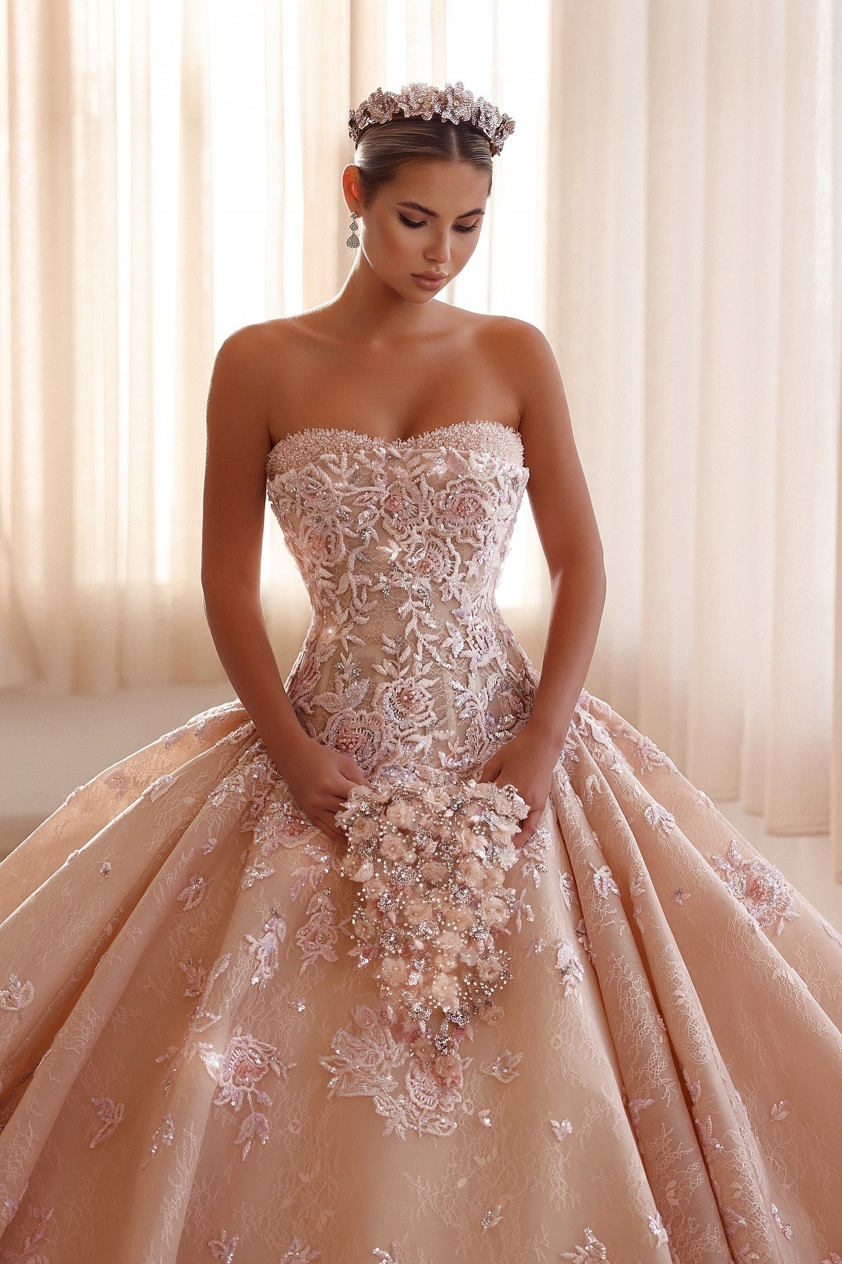 Robes de mariée extravagantes avec dentelle Robes de mariée champagne princesse