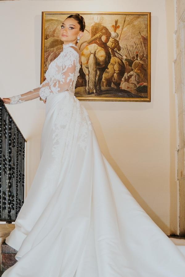 Robe de mariée empire en satin avec manches en dentelle