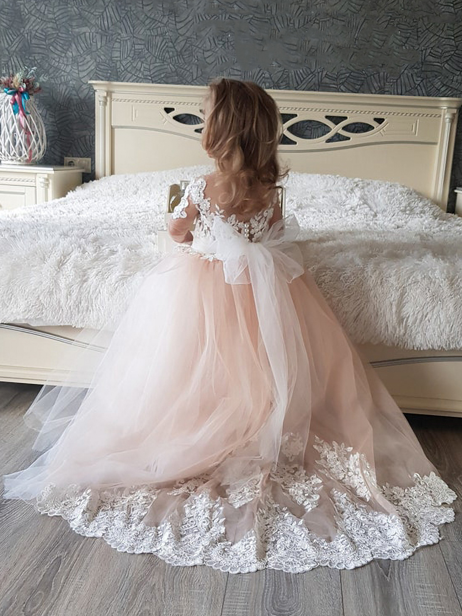 Robe de demoiselle d'honneur d'enfant princesse dentelle traîne longue chic haut couture