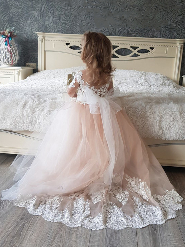 Robe de demoiselle d'honneur d'enfant princesse dentelle traîne longue chic haut couture