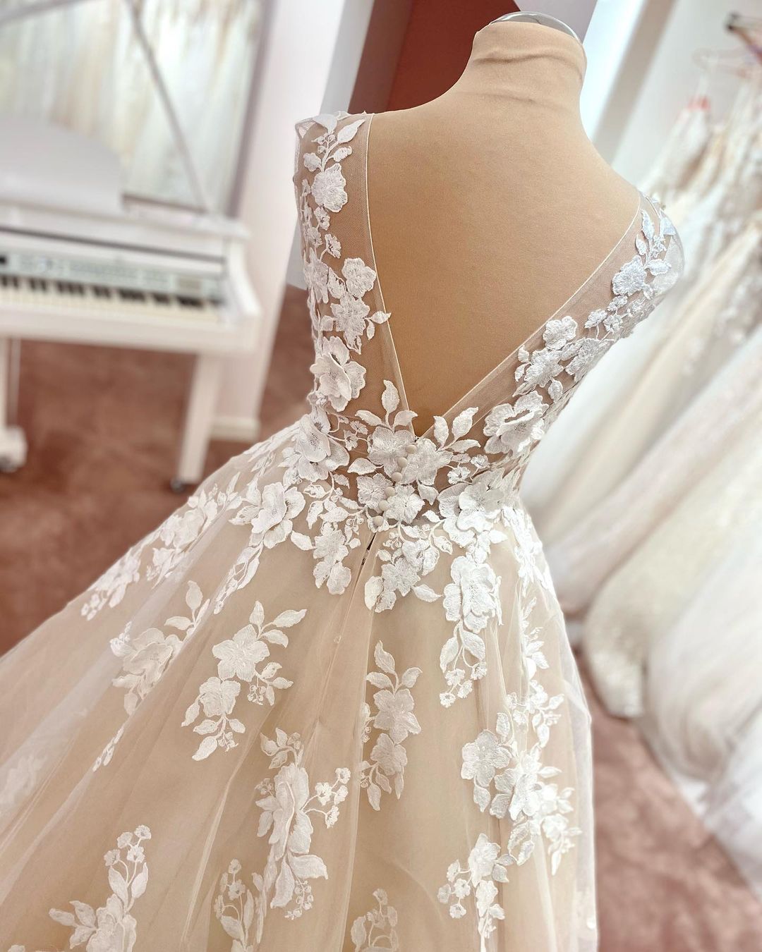 Dentelle de robe de mariée simple | Robe de mariée décolleté V ligne A