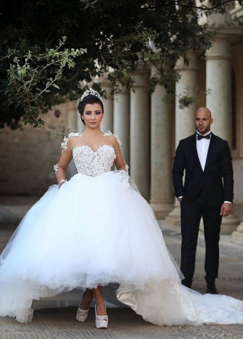 Forme Marquise Col U profond Tulle Traîne mi-longue Robes de mariée avec Appliques