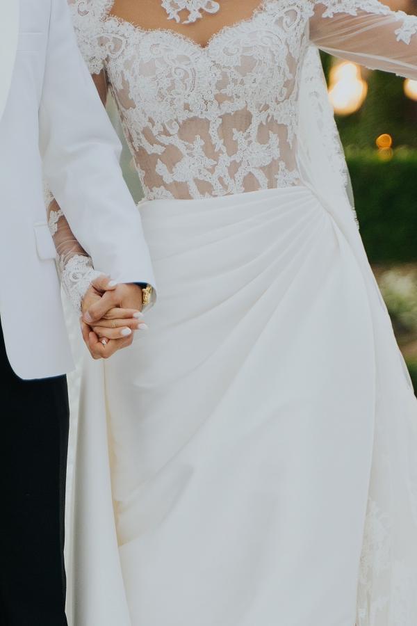 Robe de mariée empire en satin avec manches en dentelle