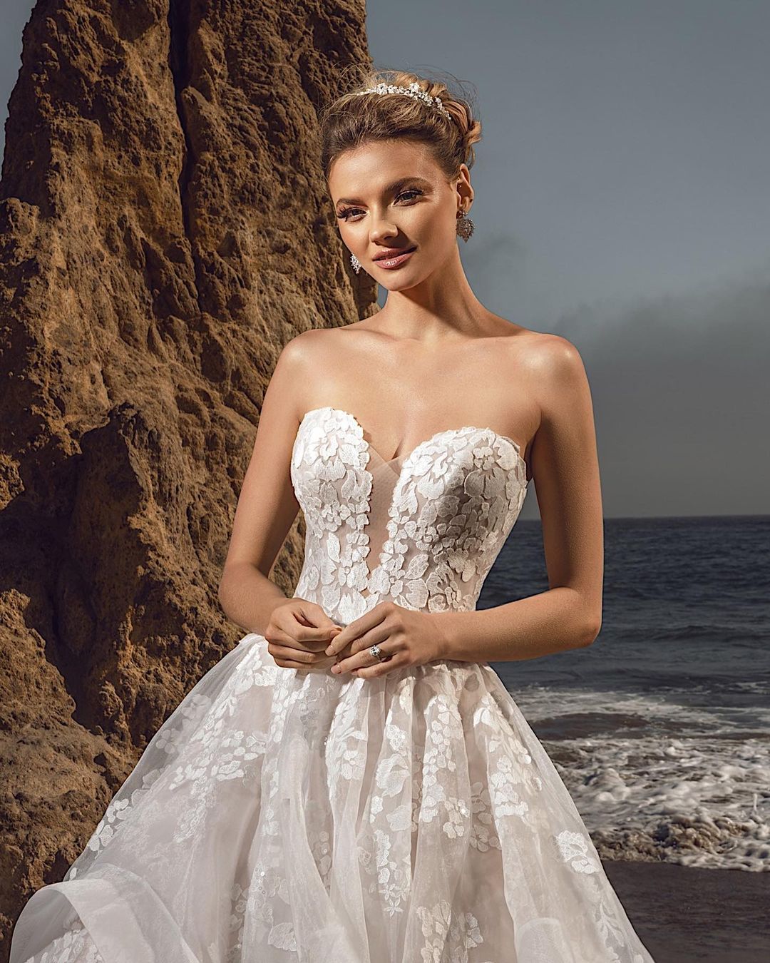 Robes de mariée en dentelle à fleurs d'iris | Robes De Mariée Une Ligne en ligne