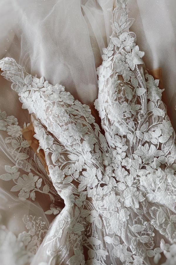 Robes de mariée à la mode Une ligne de dentelle | Robes de mariée décolleté en V