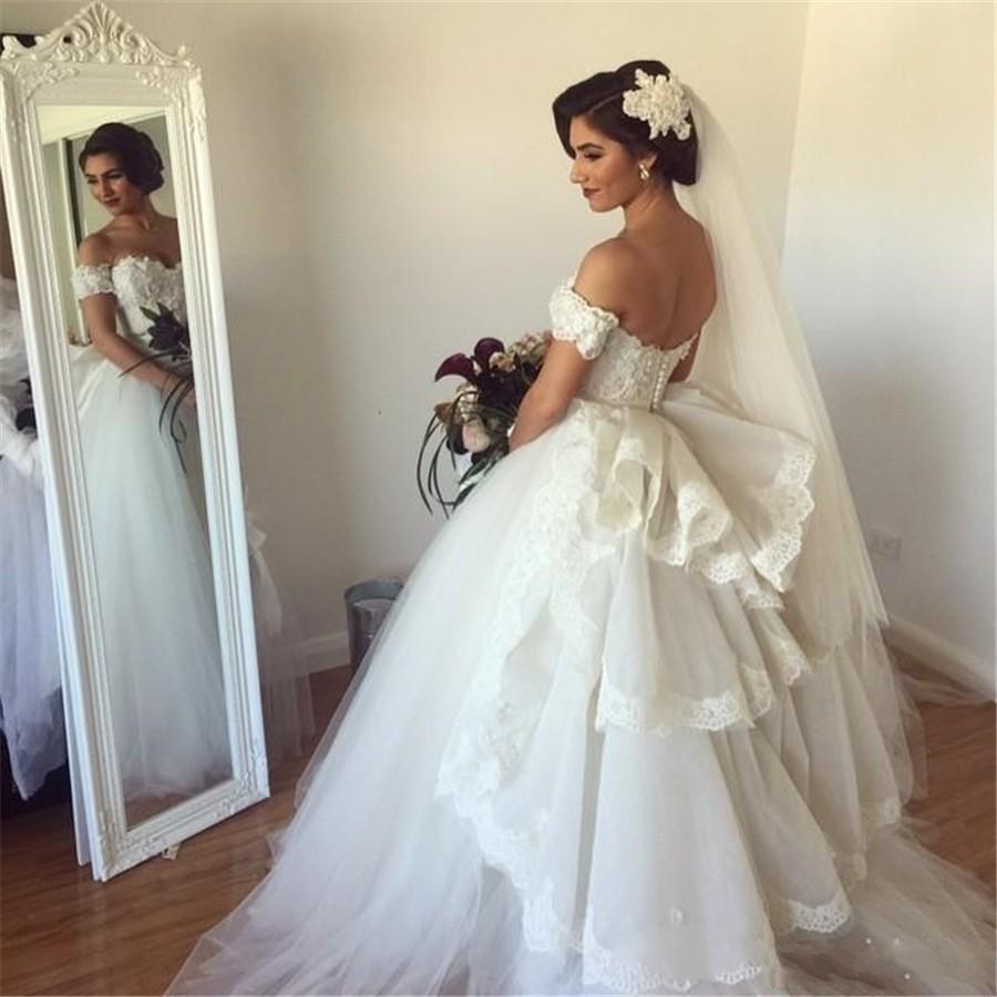 Forme Marquise Traîne moyenne Epaules nues Tulle Robes de mariée avec Ruches