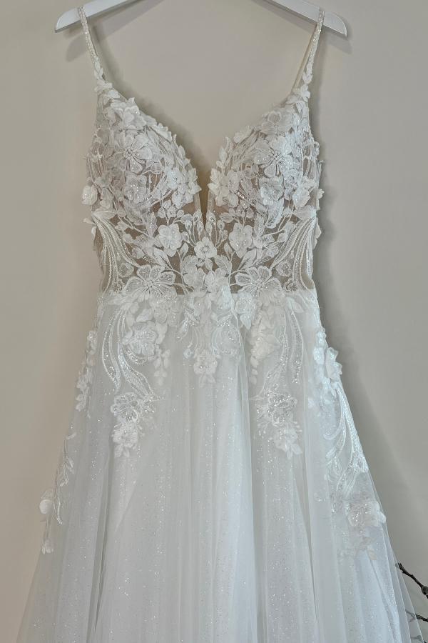 Robes de mariée modernes Une ligne de robes de mariée en dentelle avec des paillettes