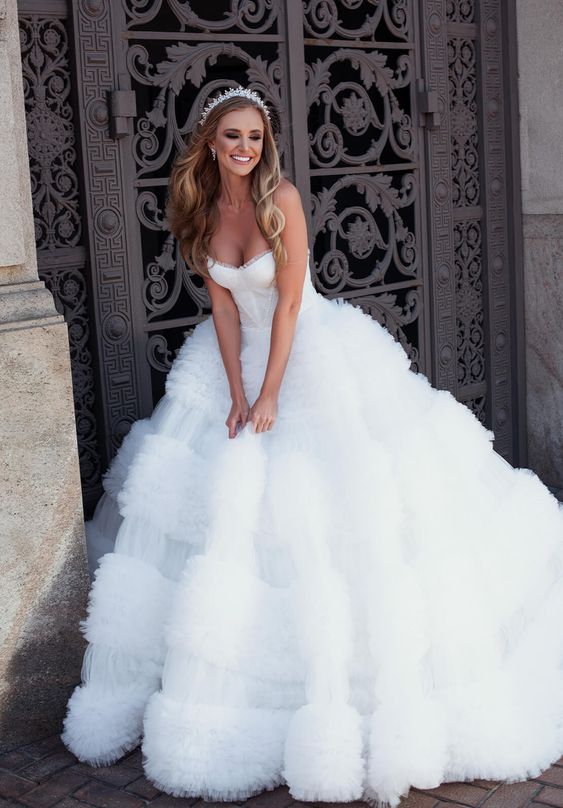 Charmante robe de mariée de bal en tulle du jardin, sans bretelles et avec longueur de plancher