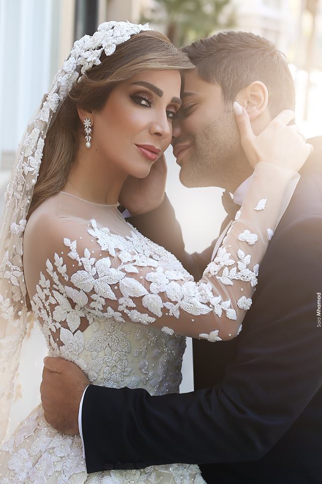 Forme Marquise Traîne mi-longue Col ras du cou Tulle Robes de mariée avec Appliques