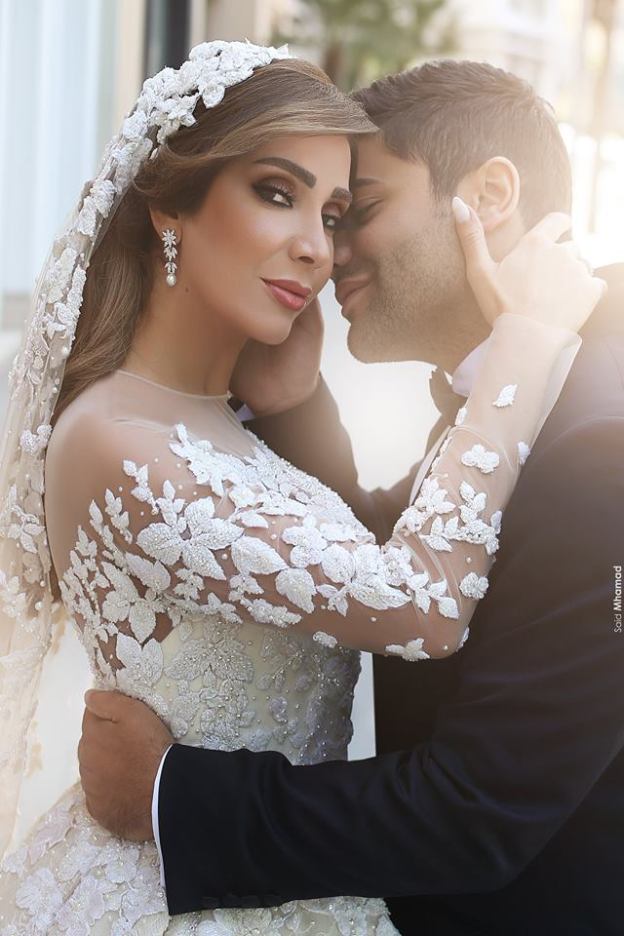 Forme Marquise Traîne mi-longue Col ras du cou Tulle Robes de mariée avec Appliques