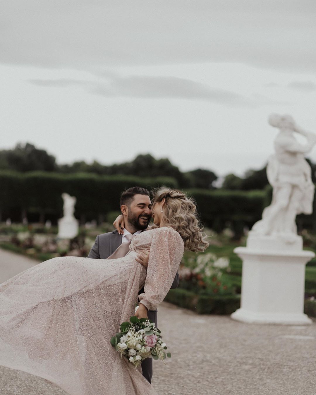 Belle robe de mariée à paillettes avec manches | Robes de mariée simples décolleté en V