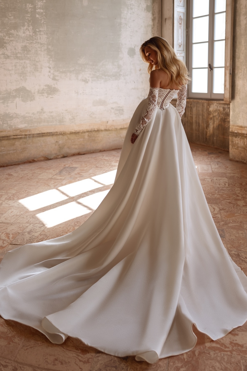 Belles robes de mariée Une ligne de robe de mariée en satin et dentelle