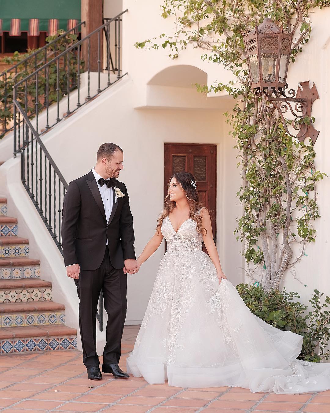Robes de mariée modernes décolleté en V | Robes de mariée ligne A avec dentelle